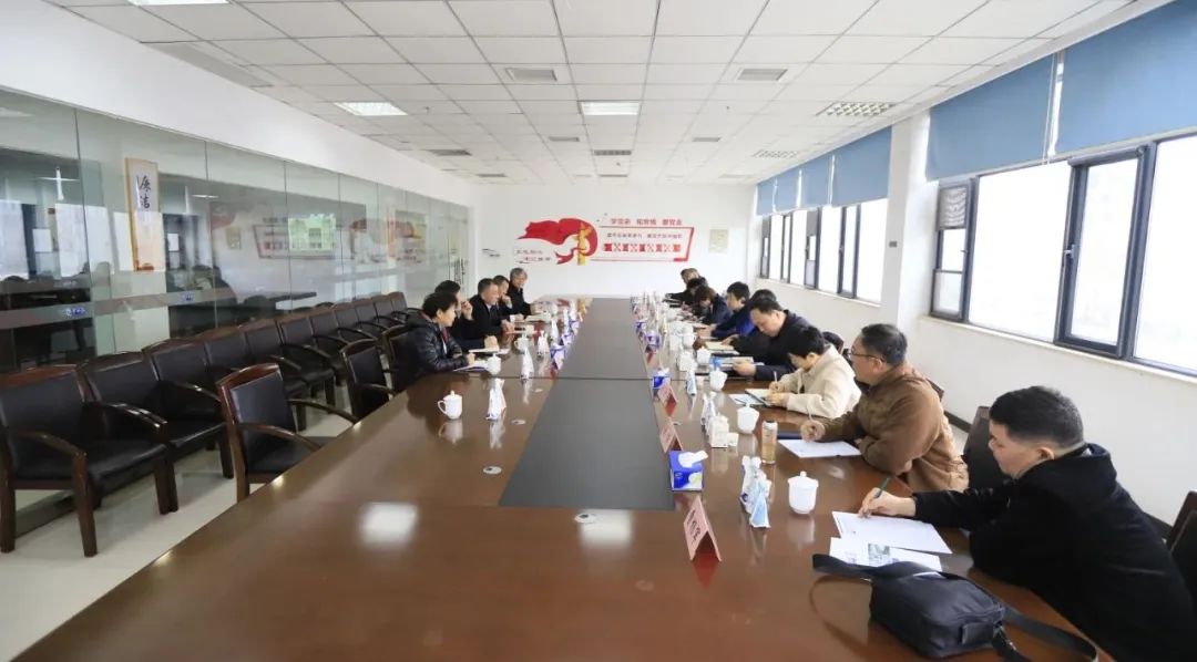 河南省发展改革委价调处副处长马冰一行莅临玩球通(中国)一站式服务平台乳业集团参观调研