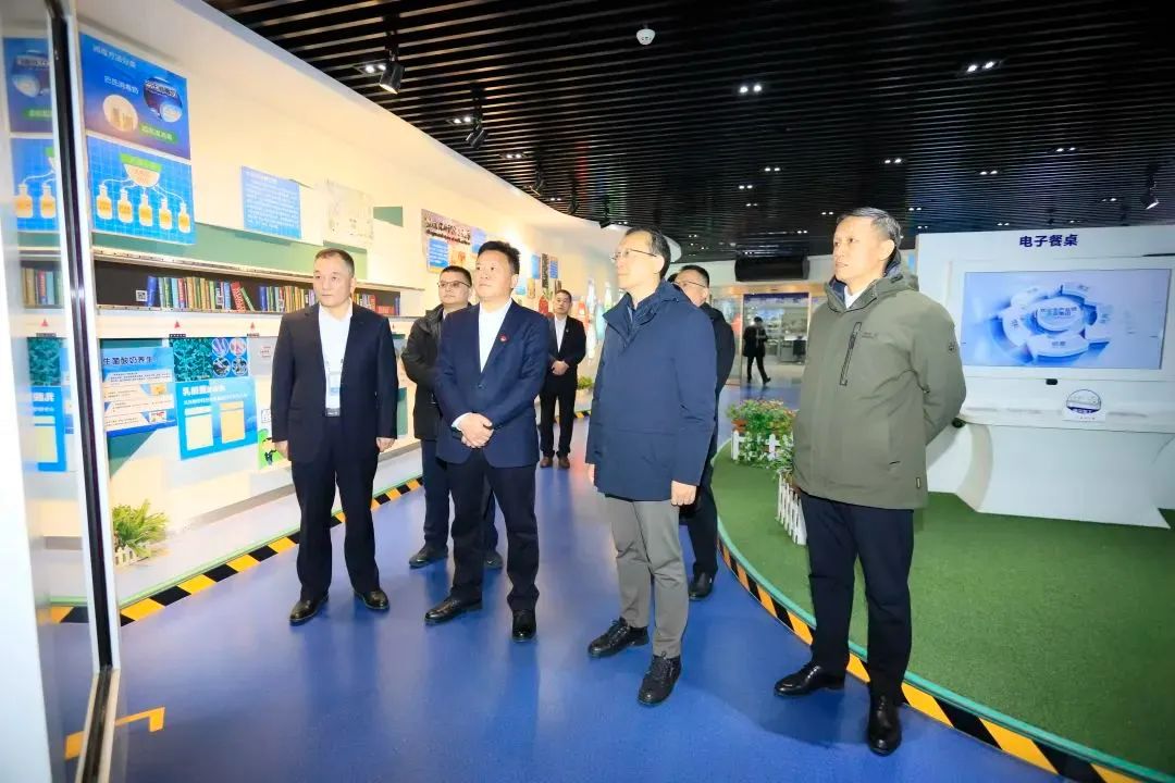 省政府国资委党委书记、主任李涛一行到玩球通(中国)一站式服务平台乳业集团调研