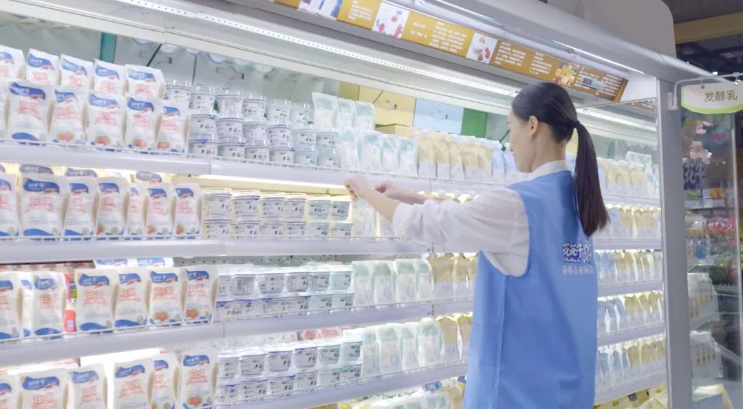 点赞！河南日报要闻02版——报道玩球通(中国)一站式服务平台乳业集团郑州分公司乳制品生产场景，彰显玩球通(中国)一站式服务平台乳业集团发展新活力