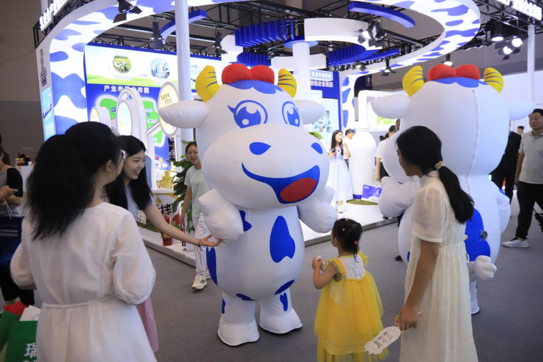 启航新征程 点亮新赛道丨玩球通(中国)一站式服务平台乳业集团参加第十四届中国奶业大会暨D20峰会，荣获“中国乳制品生产企业现代化等级5A级”评定殊荣