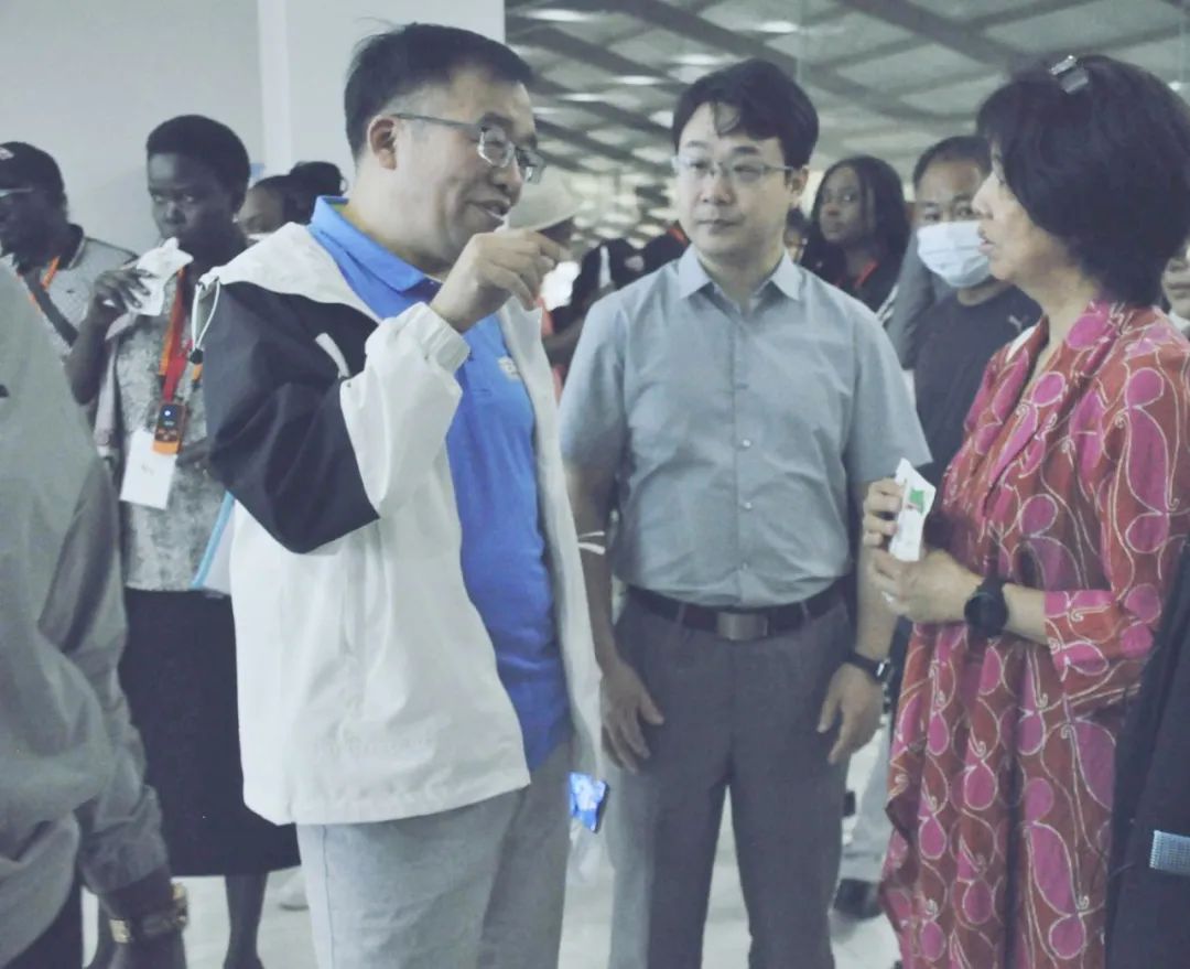 北京大学南南合作与发展学院教授、全球伙伴关系主任周咏梅一行莅临玩球通(中国)一站式服务平台平舆瑞亚牧业参观调研