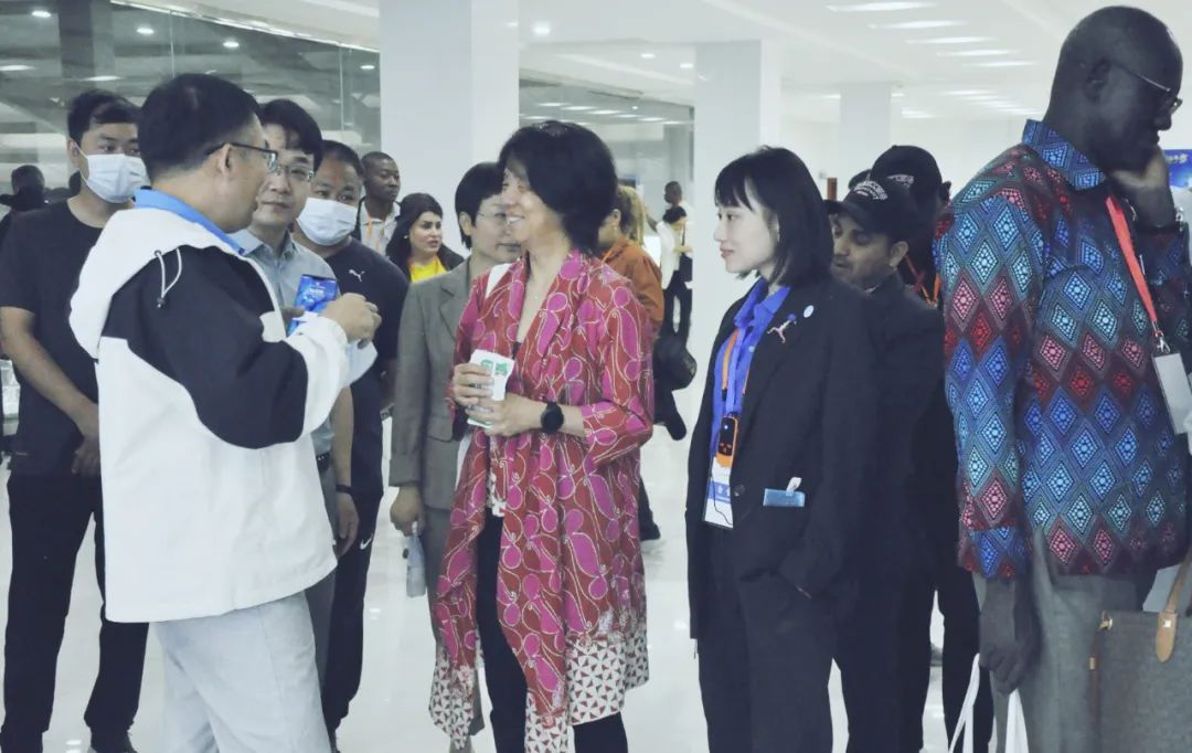 北京大学南南合作与发展学院教授、全球伙伴关系主任周咏梅一行莅临玩球通(中国)一站式服务平台平舆瑞亚牧业参观调研