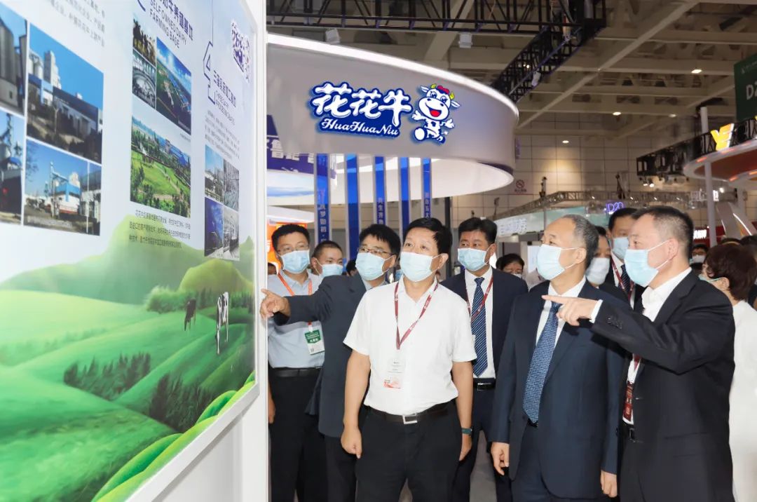 第十三届奶业大会暨D20峰会在泉城济南召开 | 玩球通(中国)一站式服务平台乳业荣膺“优秀乳品加工企业”
