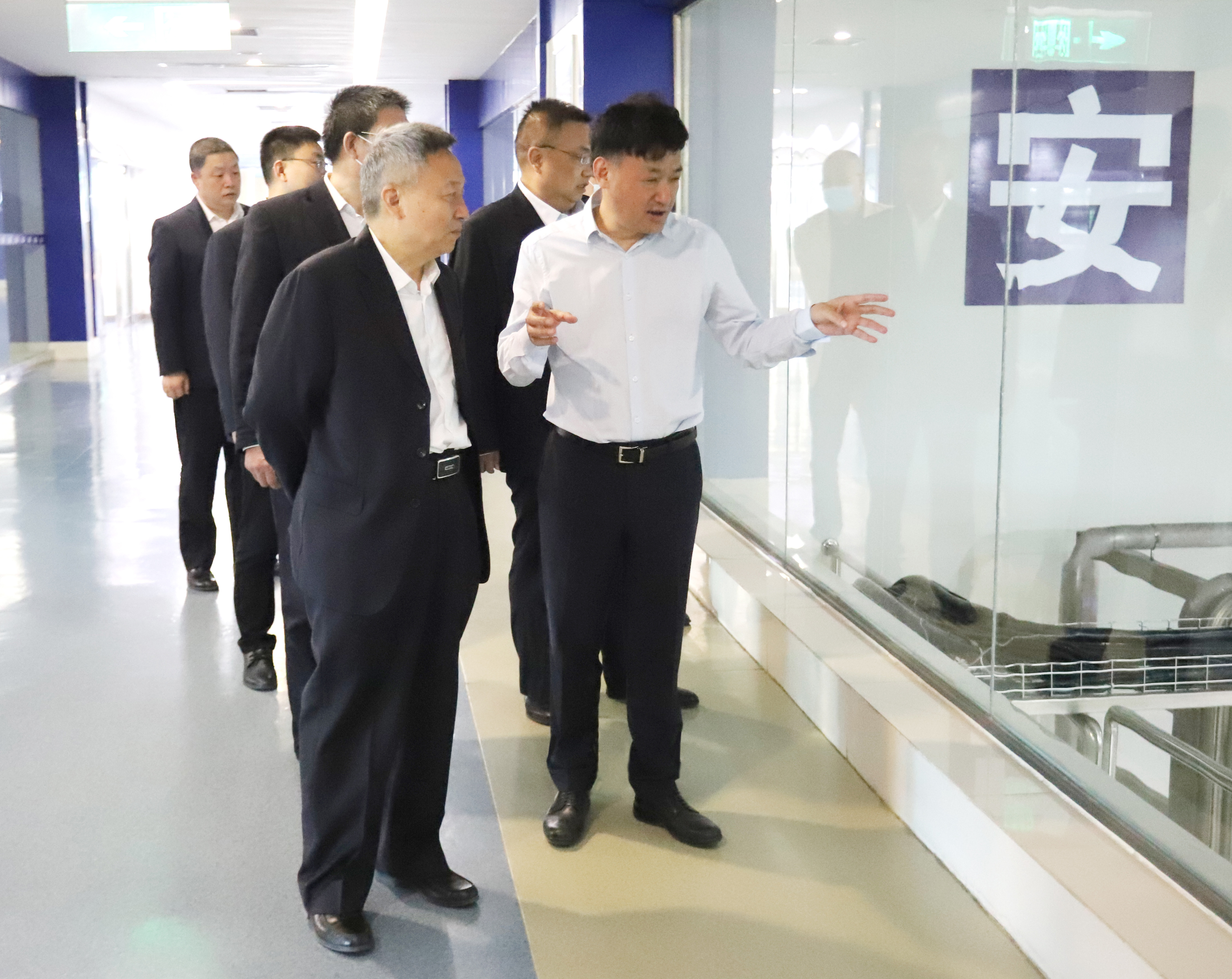 玩球通(中国)一站式服务平台乳业集团与国电河南新能源有限公司举行光伏项目合作开发签约仪式