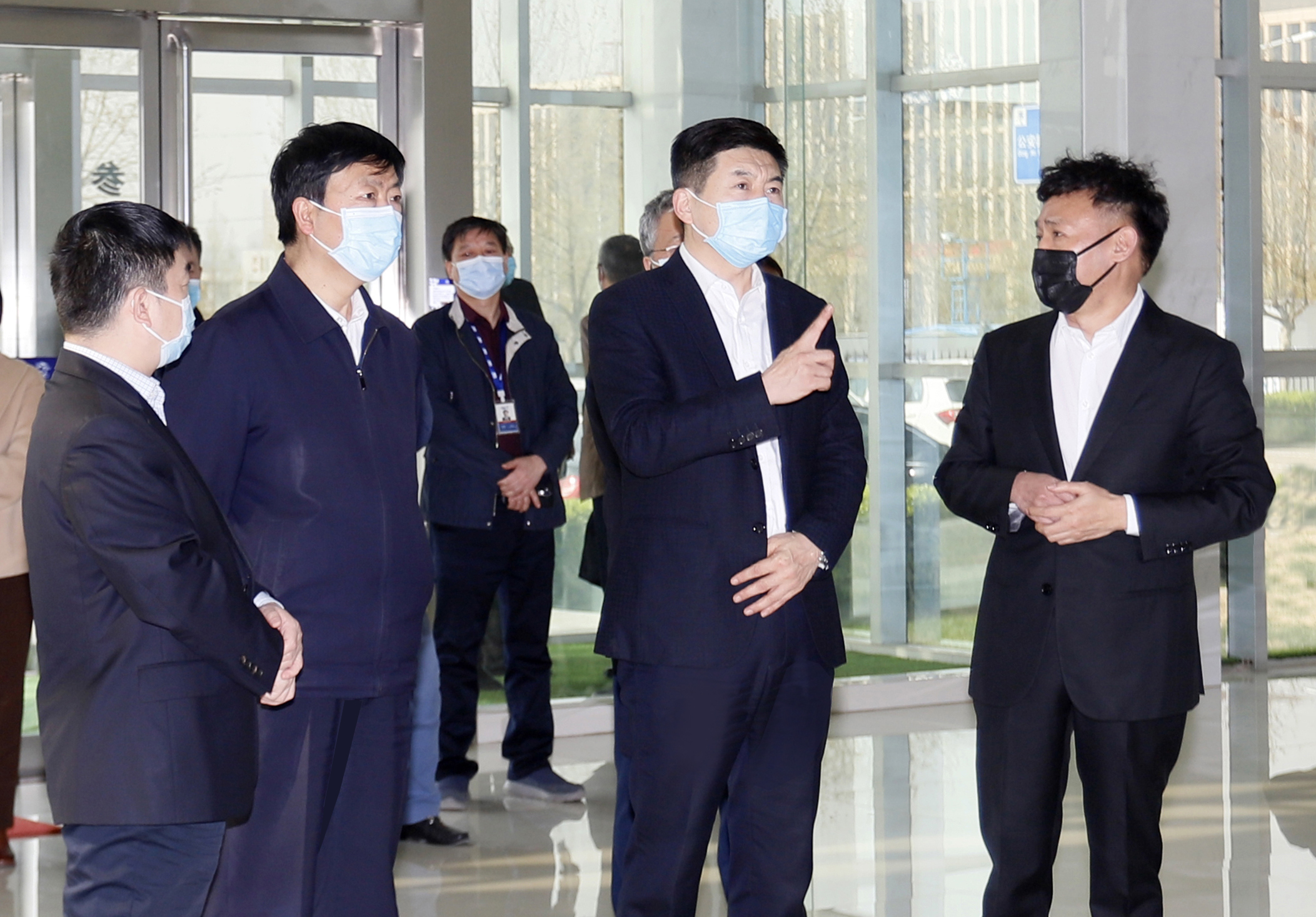 河南省委常委、副省长费东斌莅临 玩球通(中国)一站式服务平台乳业集团调研