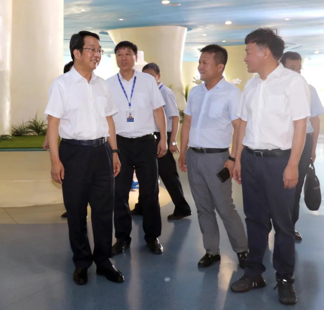 河南省高级人民法院院长胡道才一行莅临玩球通(中国)一站式服务平台乳业集团开展“万人助万企”活动 助力企业发展