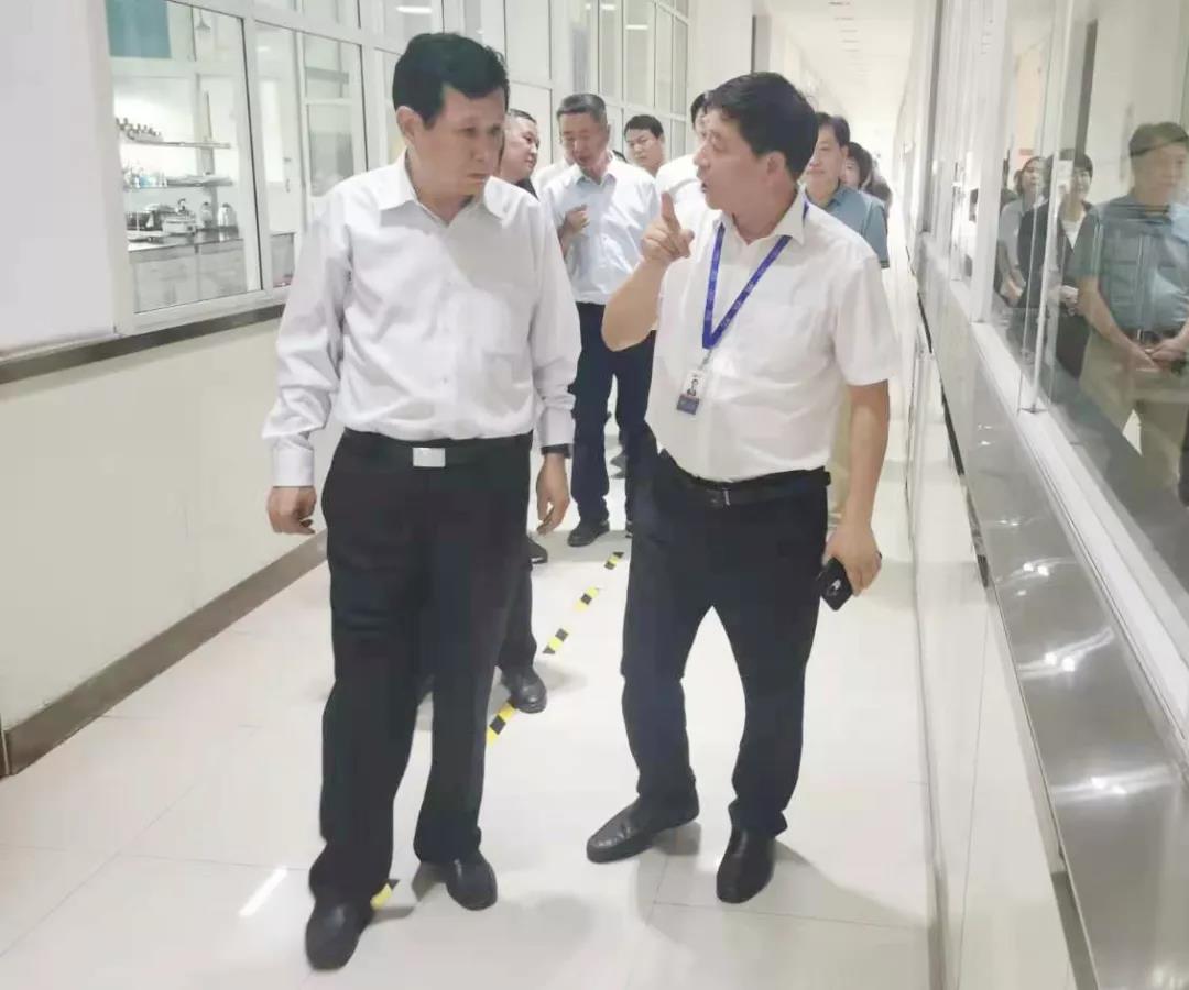 郑州航空港区党工委书记张俊峰莅临郑州玩球通(中国)一站式服务平台乳制品有限公司调研