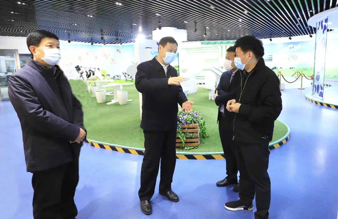 河南省委农办主任、农业农村厅厅长申延平一行调研河南玩球通(中国)一站式服务平台乳业集团