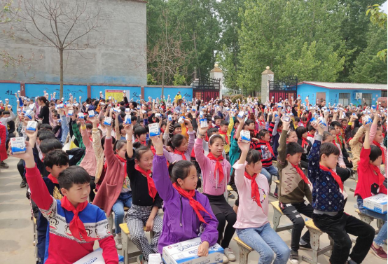 “健康中原行”玩球通(中国)一站式服务平台乳业集团2019年中国小康牛奶行动 首场公益助学捐赠仪式在（河南·太康）转楼镇轩庄小学举行
