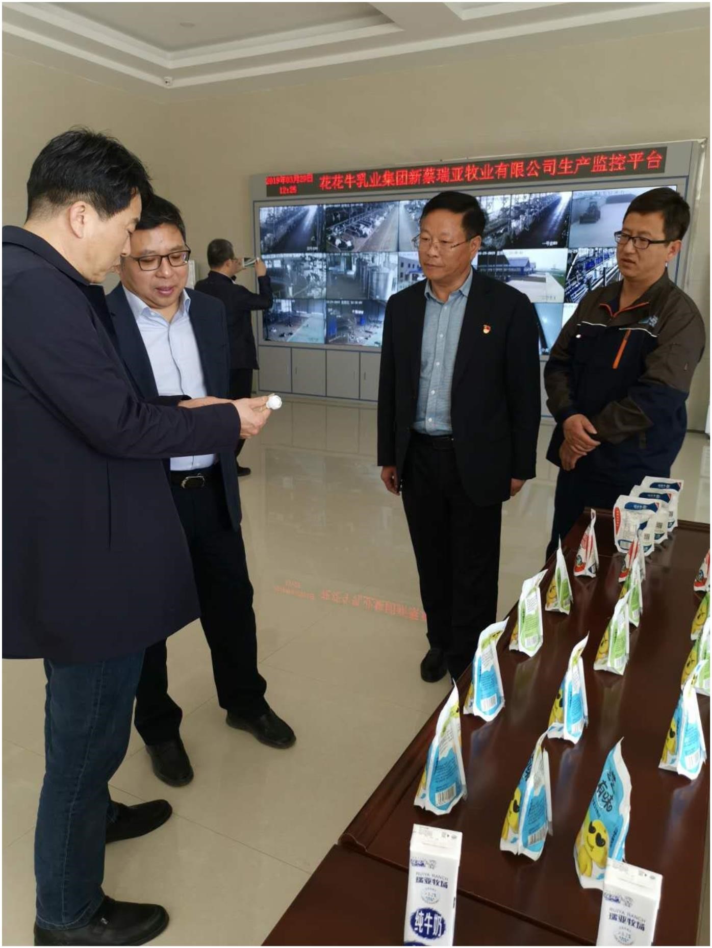 中国建设银行河南省分行行长石永拴 莅临玩球通(中国)一站式服务平台新蔡瑞亚牧业有限公司考察调研