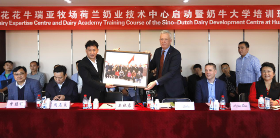 中原地区首个“荷兰奶业技术中心”落户玩球通(中国)一站式服务平台 ——中荷奶业发展中心和河南玩球通(中国)一站式服务平台携手助力中国奶业发展
