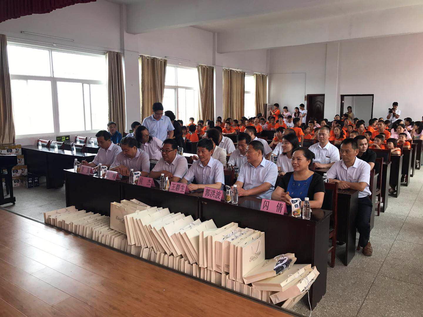 “关爱特殊儿童，让爱洒满人间—玩球通(中国)一站式服务平台乳业集团2018中国小康牛奶行动” 公益助学泌阳捐赠仪式