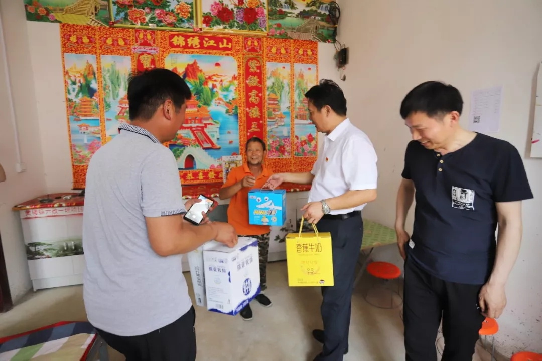 玩球通(中国)一站式服务平台乳业集团走访慰问贫困户 结对帮扶暖人心