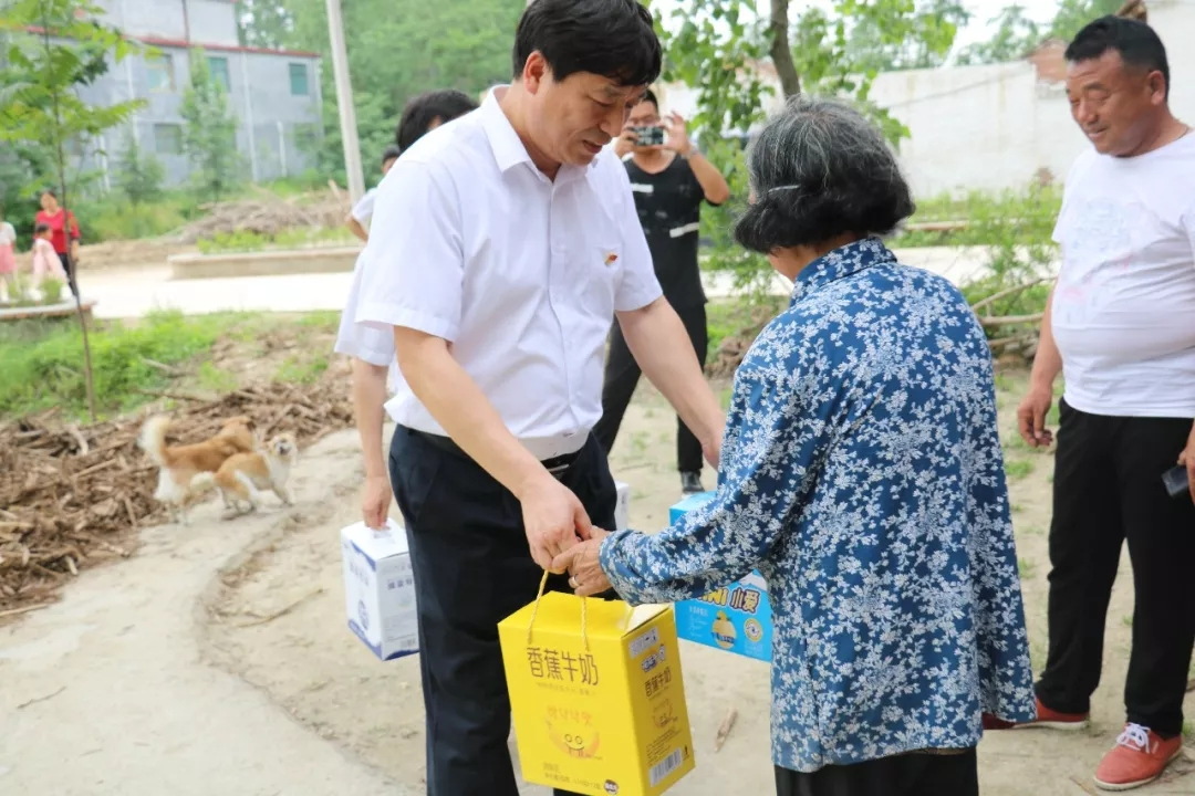 玩球通(中国)一站式服务平台乳业集团走访慰问贫困户 结对帮扶暖人心