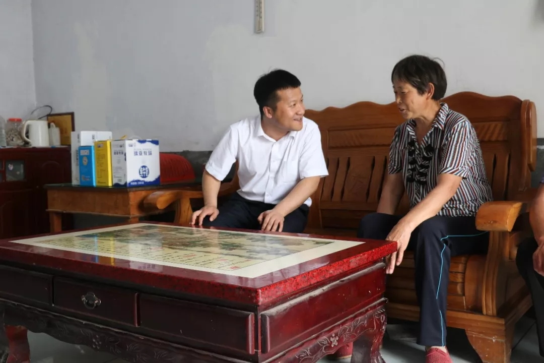 玩球通(中国)一站式服务平台乳业集团走访慰问贫困户 结对帮扶暖人心