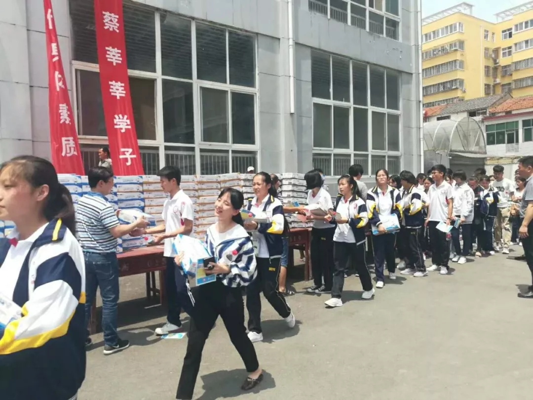 玩球通(中国)一站式服务平台|捐助教育100万元！做公益，我们是认真的！