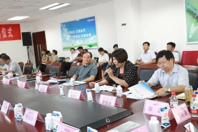 河南省食品安全座谈会暨百场食安讲座进校园启动仪式在玩球通(中国)一站式服务平台举行