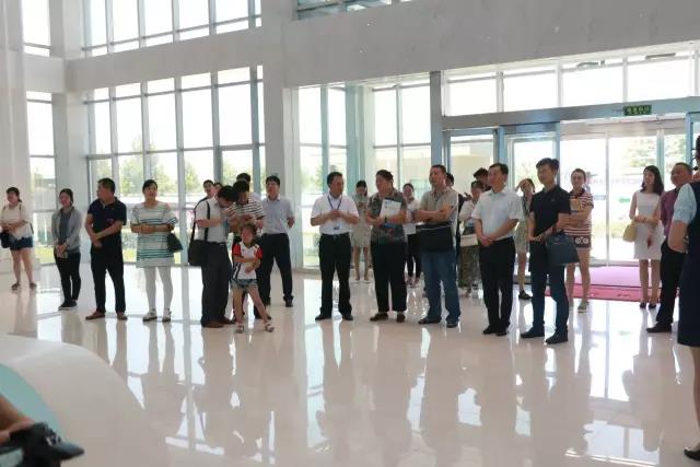 河南省食品安全座谈会暨百场食安讲座进校园启动仪式在玩球通(中国)一站式服务平台举行
