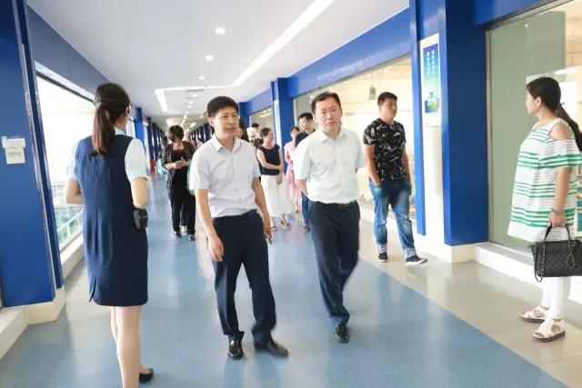 河南省食品安全座谈会暨百场食安讲座进校园启动仪式在玩球通(中国)一站式服务平台举行