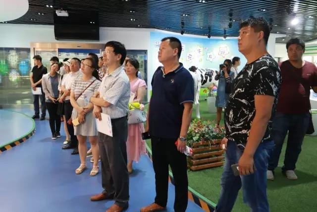 河南省食品安全座谈会暨百场食安讲座进校园启动仪式在玩球通(中国)一站式服务平台举行