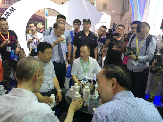 玩球通(中国)一站式服务平台牛气冲天！农业部长品尝“领畅”点赞，又获国际奶业平台青睐