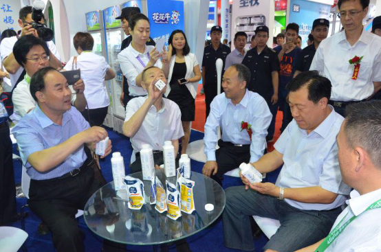 玩球通(中国)一站式服务平台牛气冲天！农业部长品尝“领畅”点赞，又获国际奶业平台青睐