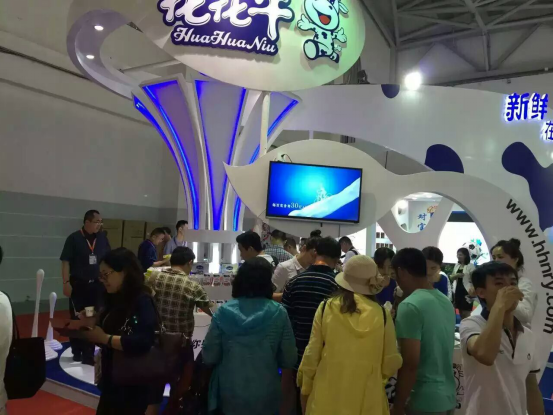 玩球通(中国)一站式服务平台牛气冲天！农业部长品尝“领畅”点赞，又获国际奶业平台青睐