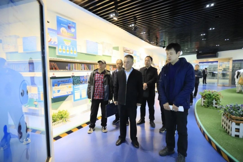 河南省发展改革委价调处副处长马冰一行莅临玩球通(中国)一站式服务平台乳业集团参观调研