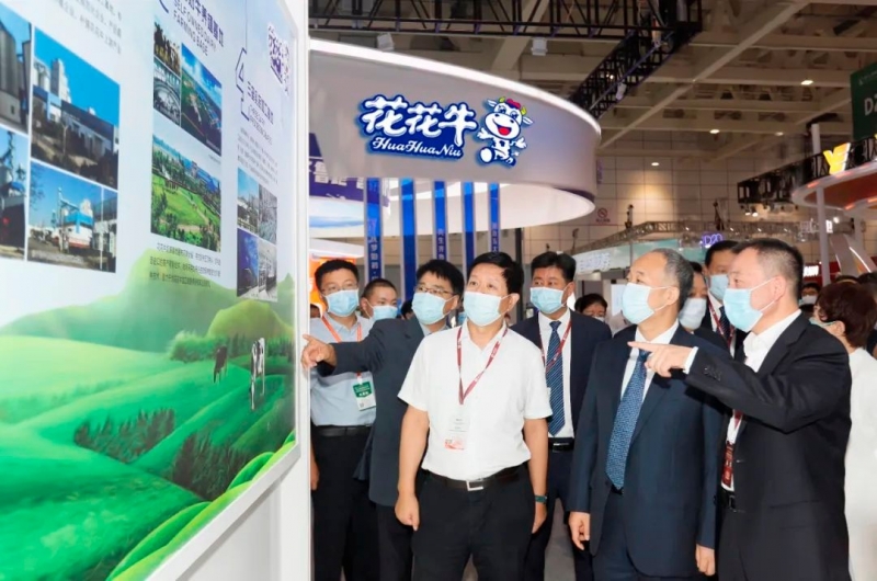第十三届奶业大会暨D20峰会在泉城济南召开 | 玩球通(中国)一站式服务平台乳业荣膺“优 秀乳品加工企业”