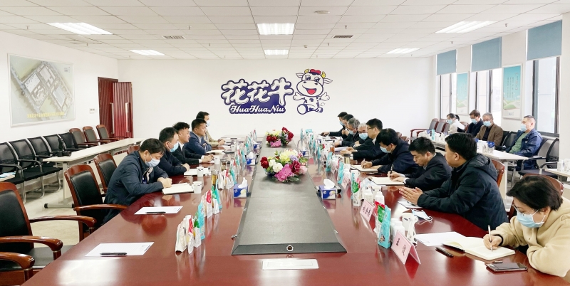 河南省委常委、副省长费东斌莅临 玩球通(中国)一站式服务平台乳业集团调研