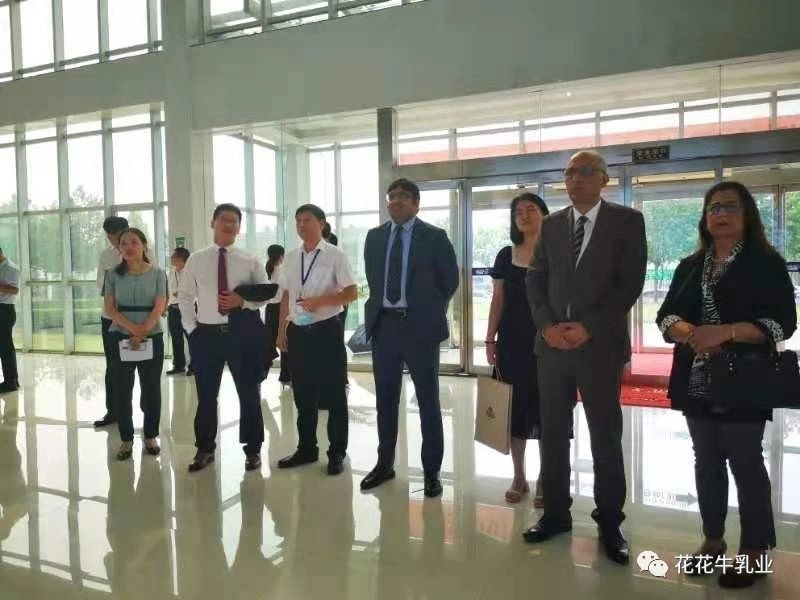 巴基斯坦驻华大使莫因·哈克 莅临玩球通(中国)一站式服务平台乳业集团参观访问