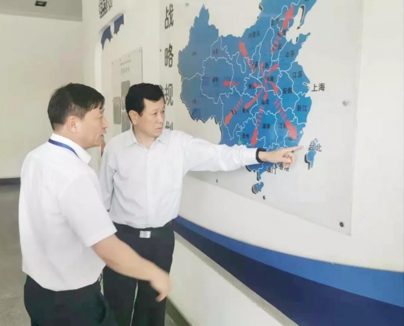 郑州航空港区党工委书记张俊峰莅临郑州玩球通(中国)一站式服务平台乳制品有限公司调研