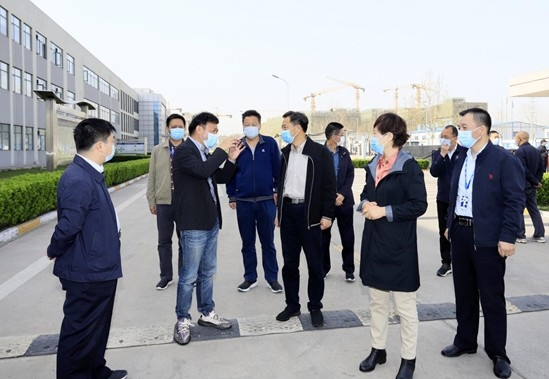 郑州市人大副主任孙黎、市政府副市长李喜安一行 莅临玩球通(中国)一站式服务平台开展“三送一强”活动