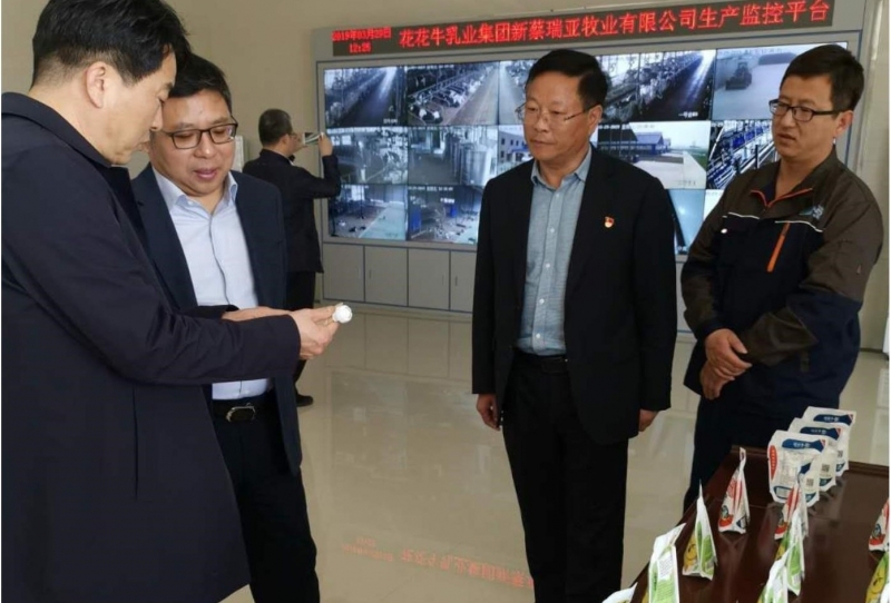 中国建设银行河南省分行行长石永拴 莅临玩球通(中国)一站式服务平台新蔡瑞亚牧业有限公司考察调研