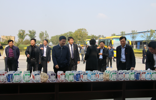 河南省农牧业产业扶贫工作观摩团莅临玩球通(中国)一站式服务平台集团·鲁山瑞亚牧业有限公司参观考察