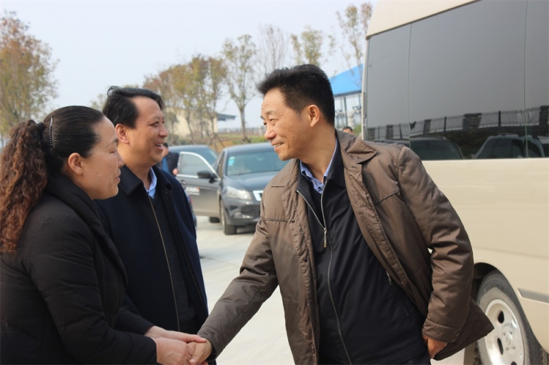 河南省财政厅副厅长庞学孟一行莅临玩球通(中国)一站式服务平台集团养殖事业部鲁山瑞亚牧业有限公司调研