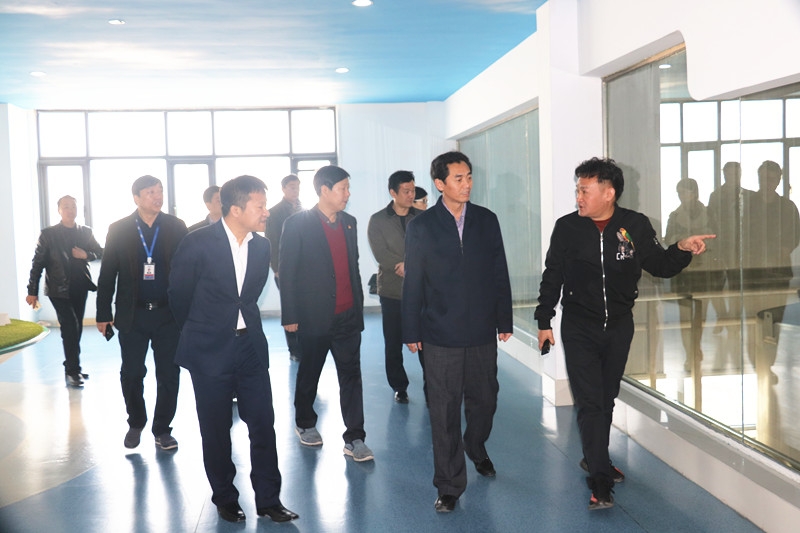 封丘县县长王献臣一行莅临玩球通(中国)一站式服务平台集团养殖、乳品事业部参观调研