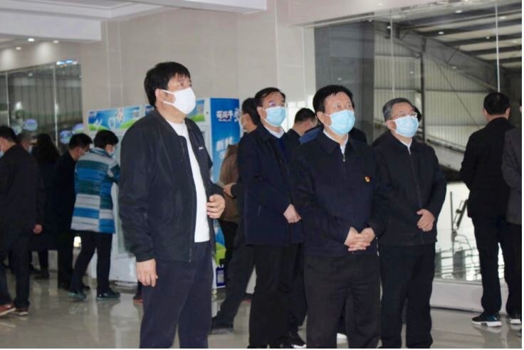 平顶山市委书记周斌一行莅临玩球通(中国)一站式服务平台乳业集团 鲁山瑞亚牧业有限公司调研疫情防控和复工复产情况