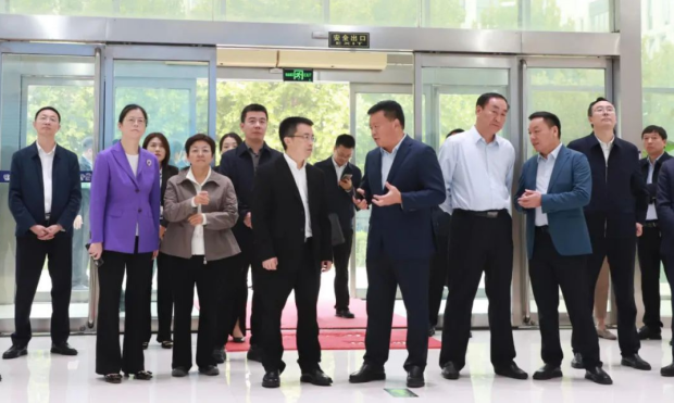 河南省人民政府副秘书长卢东林陪同四川省巴中市委书记鲜荣成一行莅临河南玩球通(中国)一站式服务平台乳业集团参观调研