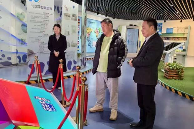 锅圈实业集团董事长杨明超到访河南玩球通(中国)一站式服务平台乳业集团